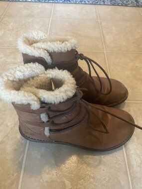 UGG Brown Shearling Lined Leather Laceup Boots 9